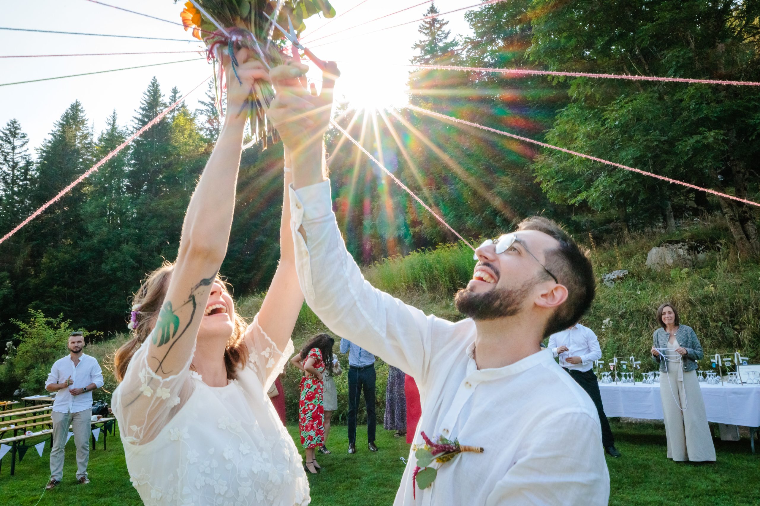 Jeu de la ronde des rubans, photo prise par Florian Fauvarque photographe de mariage à Grenoble et en Isère