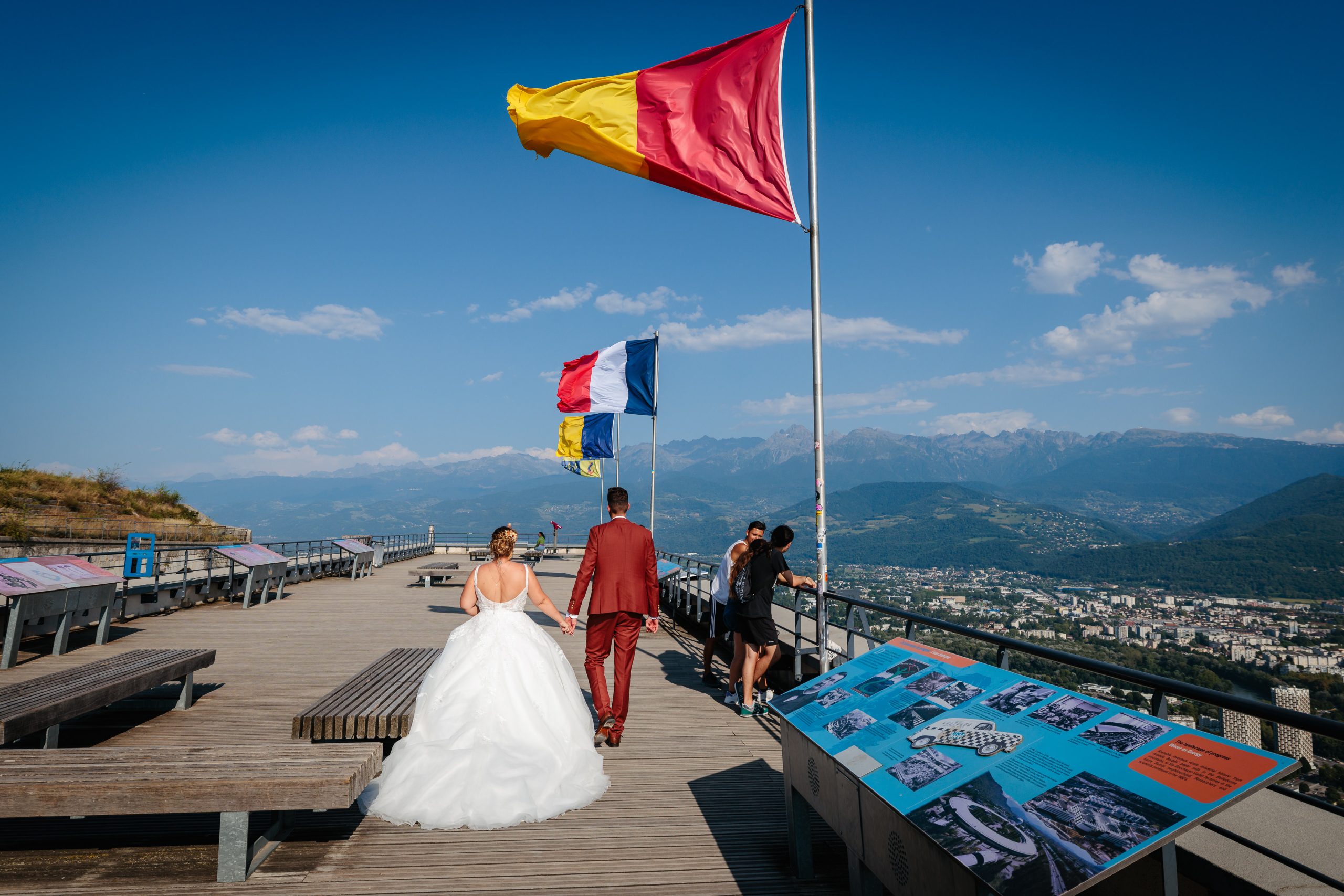 Séance couple en haut de la Bastille, photo prise par Florian Fauvarque photographe de mariage à Grenoble et en Isere