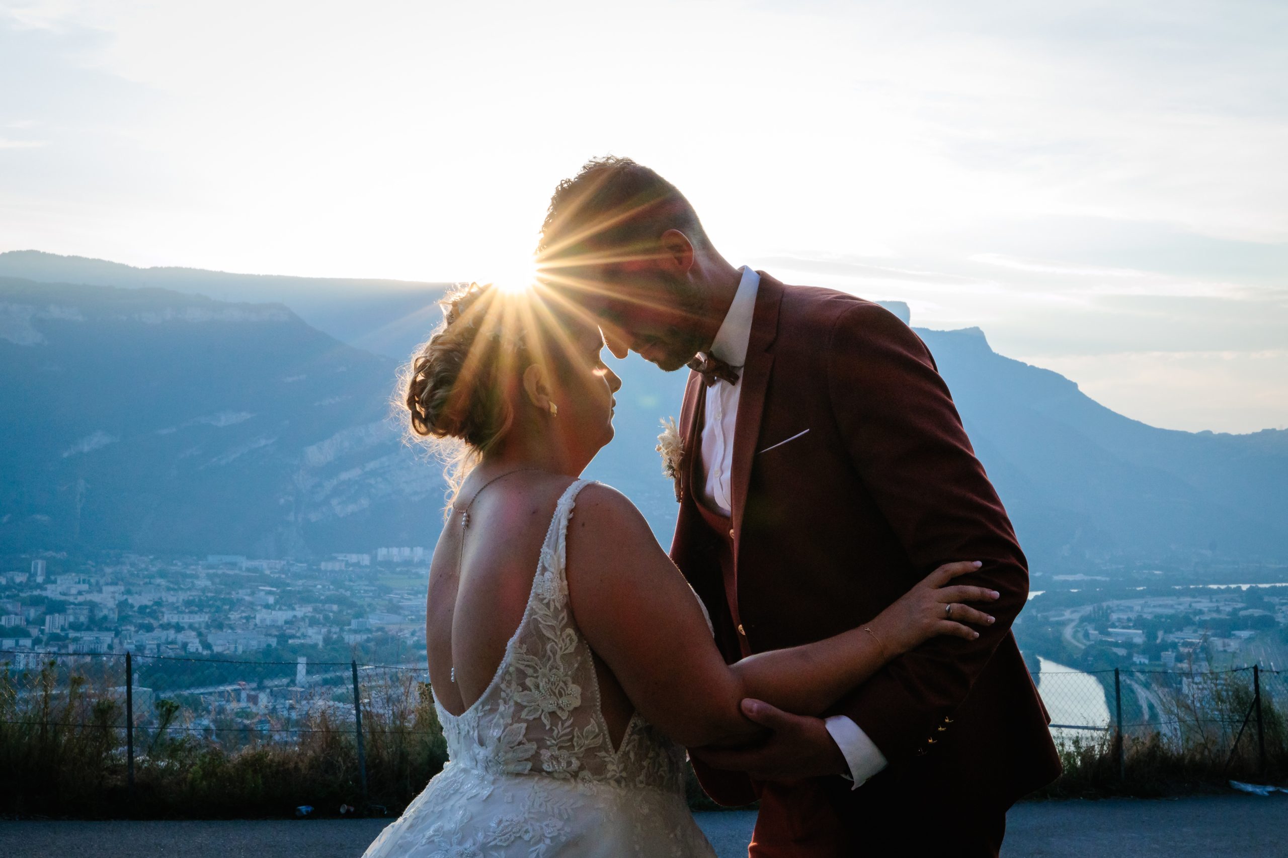Séance couple au coucher du soleil à la Bastille, photo prise par Florian Fauvarque photographe de mariage à Grenoble et en Isere