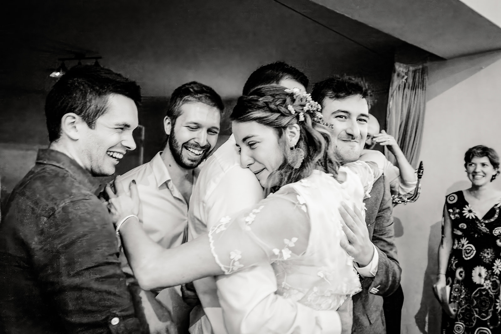 Câlin de la mariée avec ses amis pendant le repas, photo prise par Florian Fauvarque photographe de mariage à Grenoble et en Isere