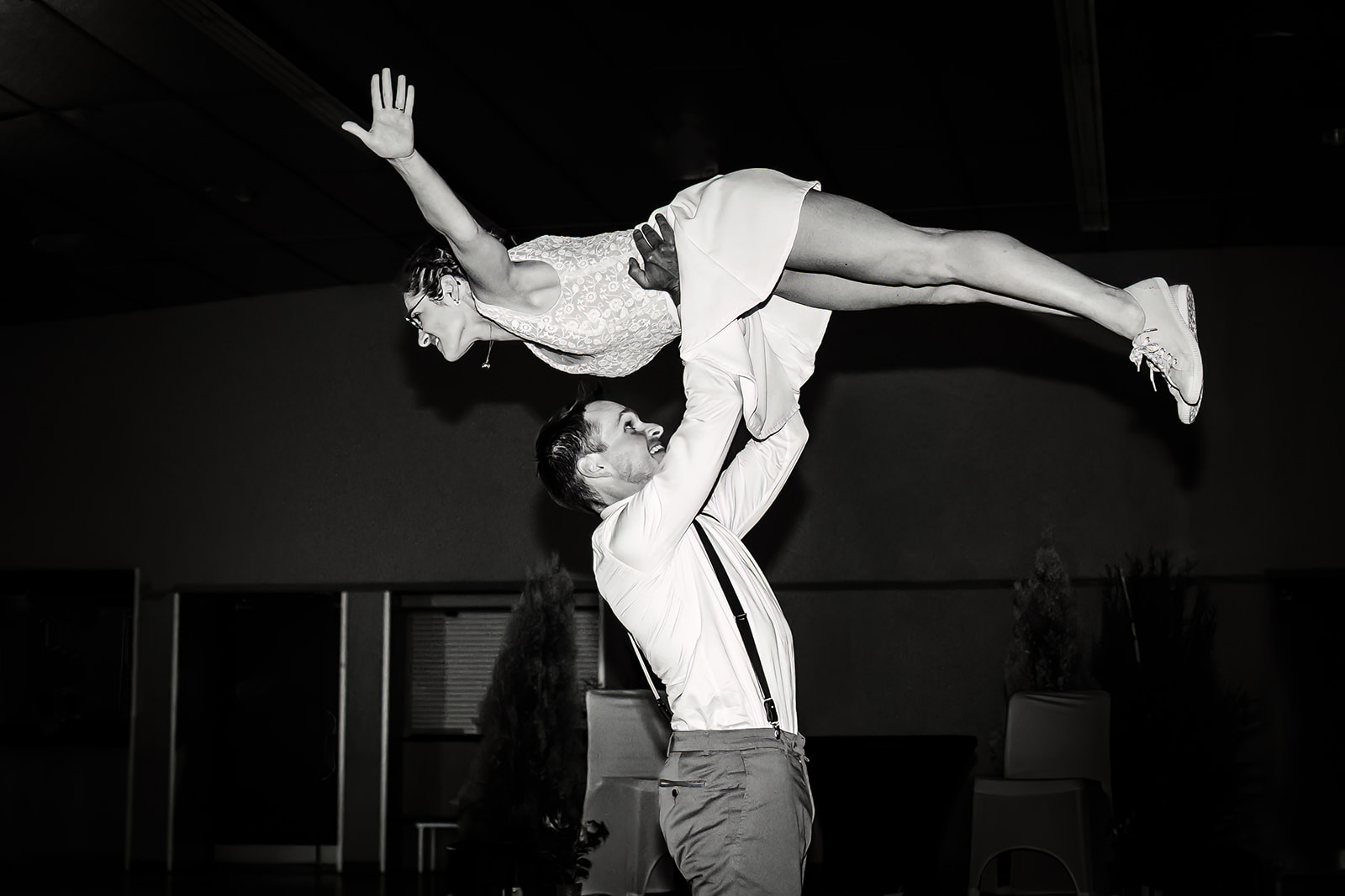 Marié portant sa femme lors de la première danse, photo prise par Florian Fauvarque photographe de mariage écoresponsable à Grenoble en Isère.