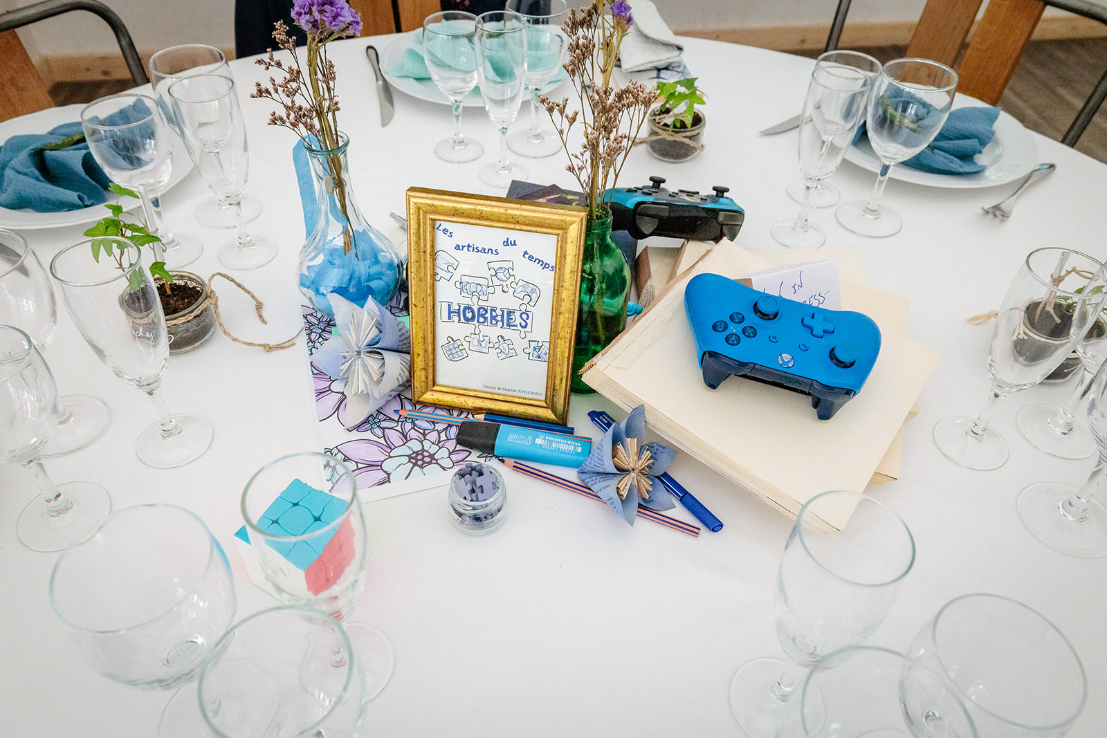 Décoration table de mariage sur le thème des jeux vidéos, photo prise par Florian Fauvarque photographe de mariage à Grenoble et en Isere
