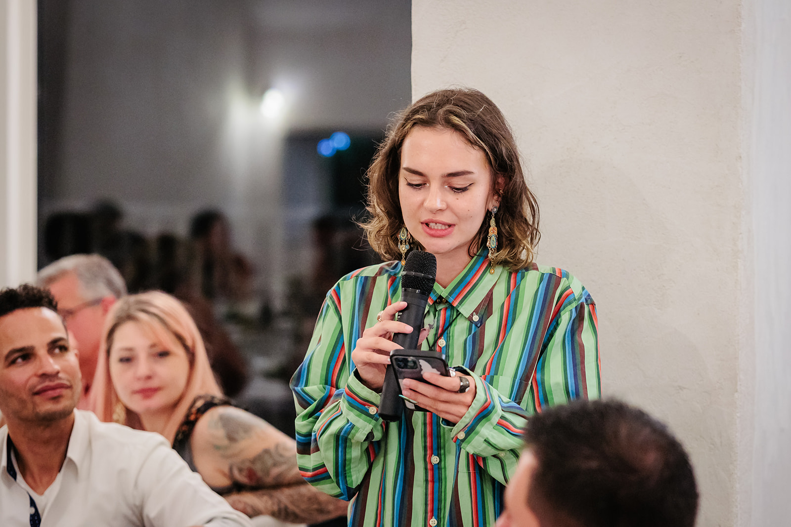 Discours d'une invitée pendant le repas, photo prise par Florian Fauvarque photographe de mariage à Grenoble et en Isere