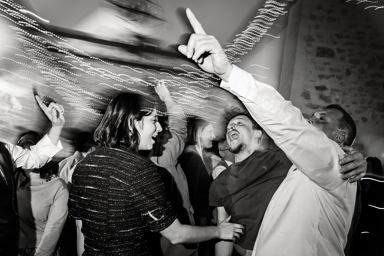Invités dansants, photo prise par Florian Fauvarque photographe de mariage coresponsable à Grenoble en Isere.