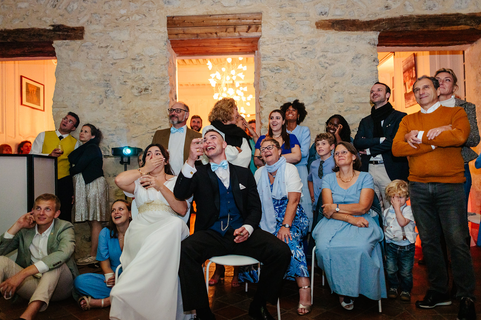 Les mariés réagissant à un film, photo prise par Florian Fauvarque photographe de mariage à Grenoble en Isère