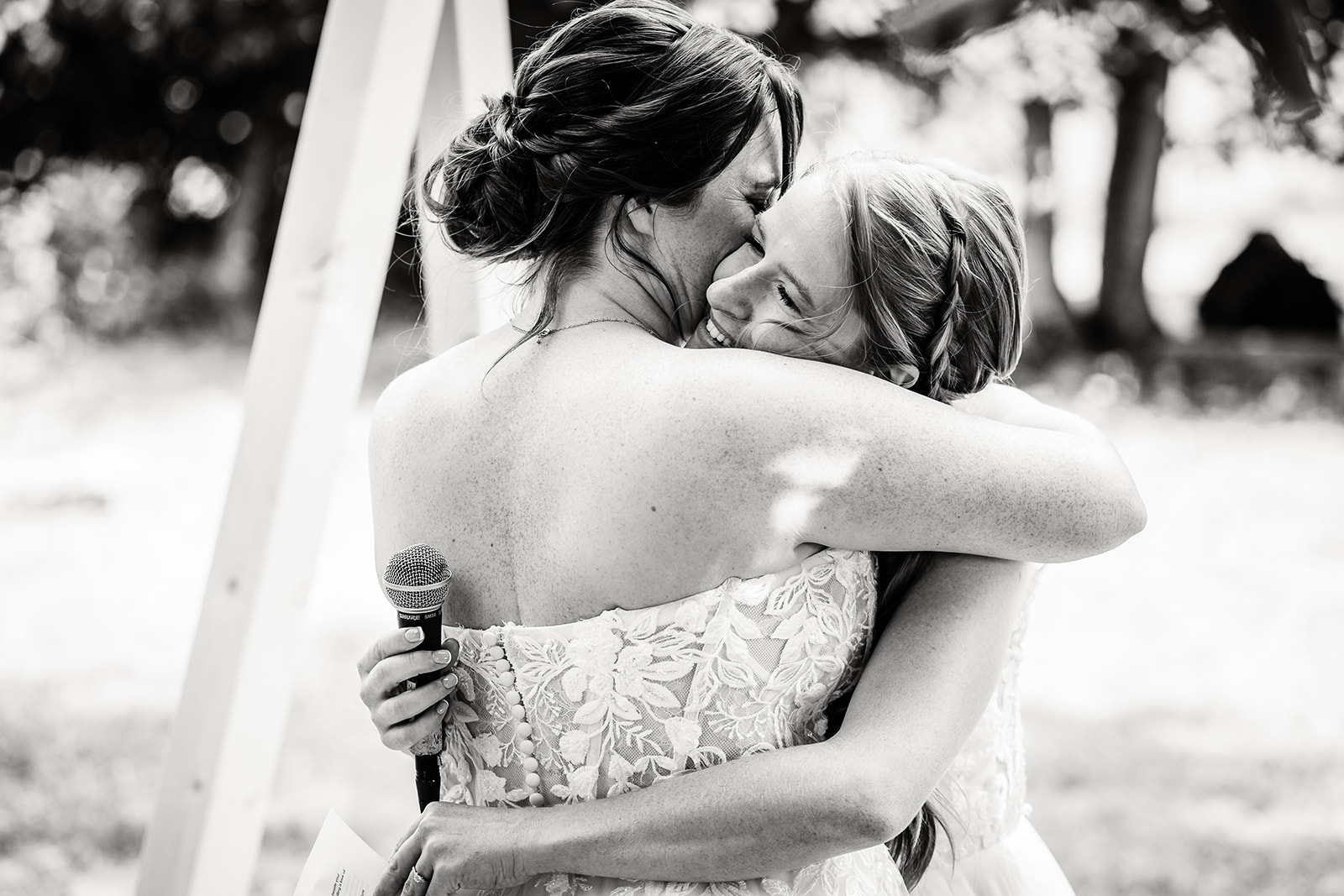Câlin des mariées, photo prise par Florian Fauvarque photographe de mariage à Grenoble et en Isère