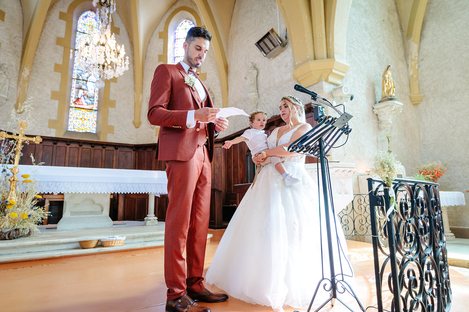 Lecture des vœux à l'église, photo prise par Florian Fauvarque photographe de mariage à Grenoble et en Isère