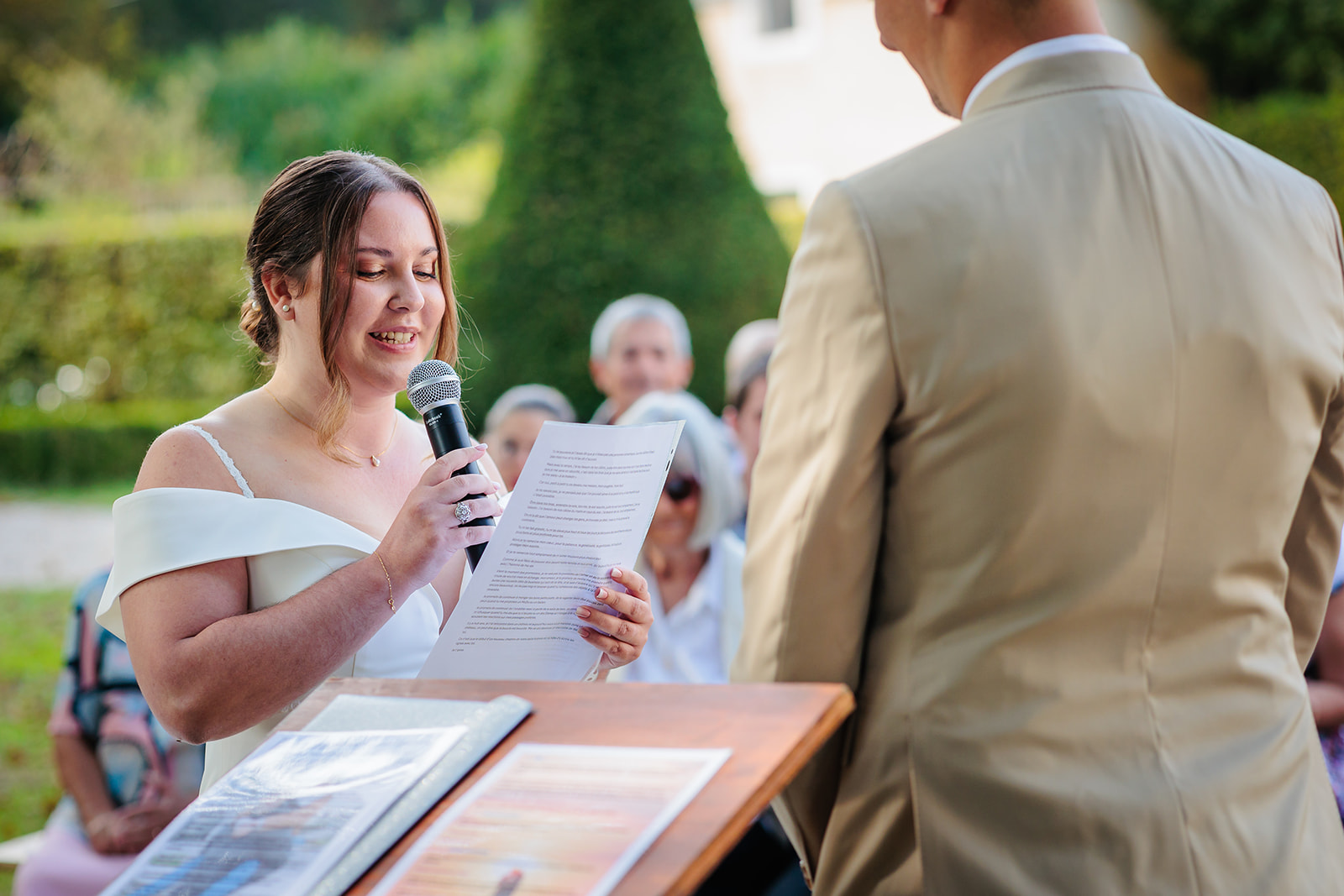 Lecture des vœux par la mariée, photo prise par Florian Fauvarque photographe de mariage à Grenoble et en Isère