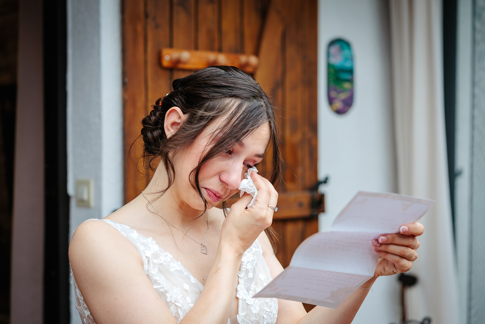 Mariée qui pleure en lisant ses vœux de mariage, photo prise par Florian Fauvarque photographe de mariage à Grenoble et en Isère