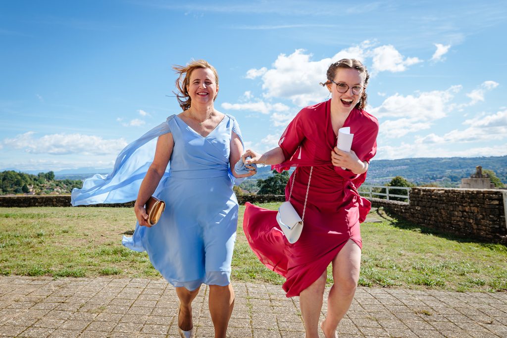Invités courant avant la cérémonie, photo prise par Florian Fauvarque photographe de mariage écoresponsable à Grenoble en Isère.