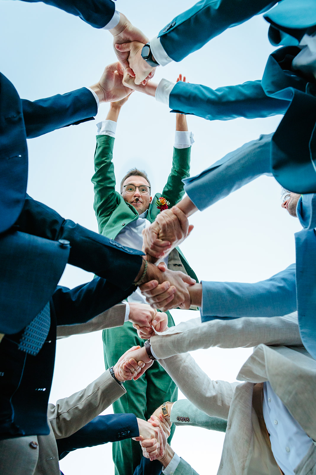 Jeu du lancé de marié, photo prise par Florian Fauvarque, photographe de mariage à Grenoble, en Isère.