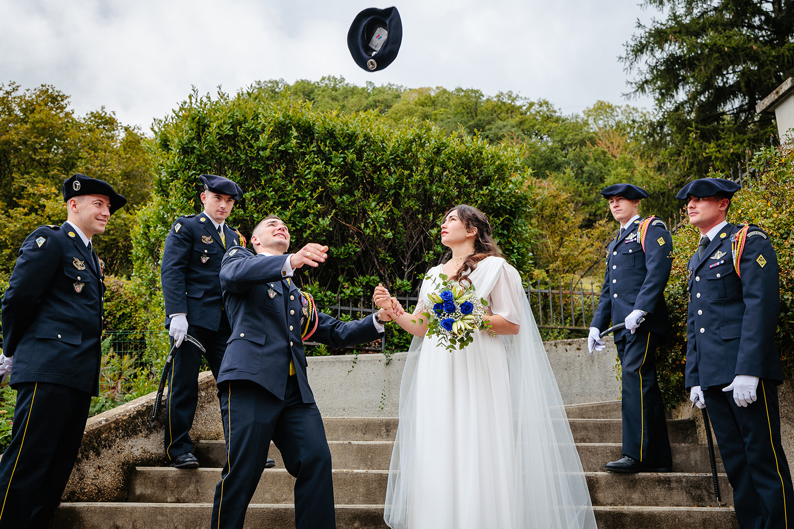 Marié qui lance son béret militaire en l'air, photo prise par Florian Fauvarque photographe de mariage écoresponsable à Grenoble en Isère.