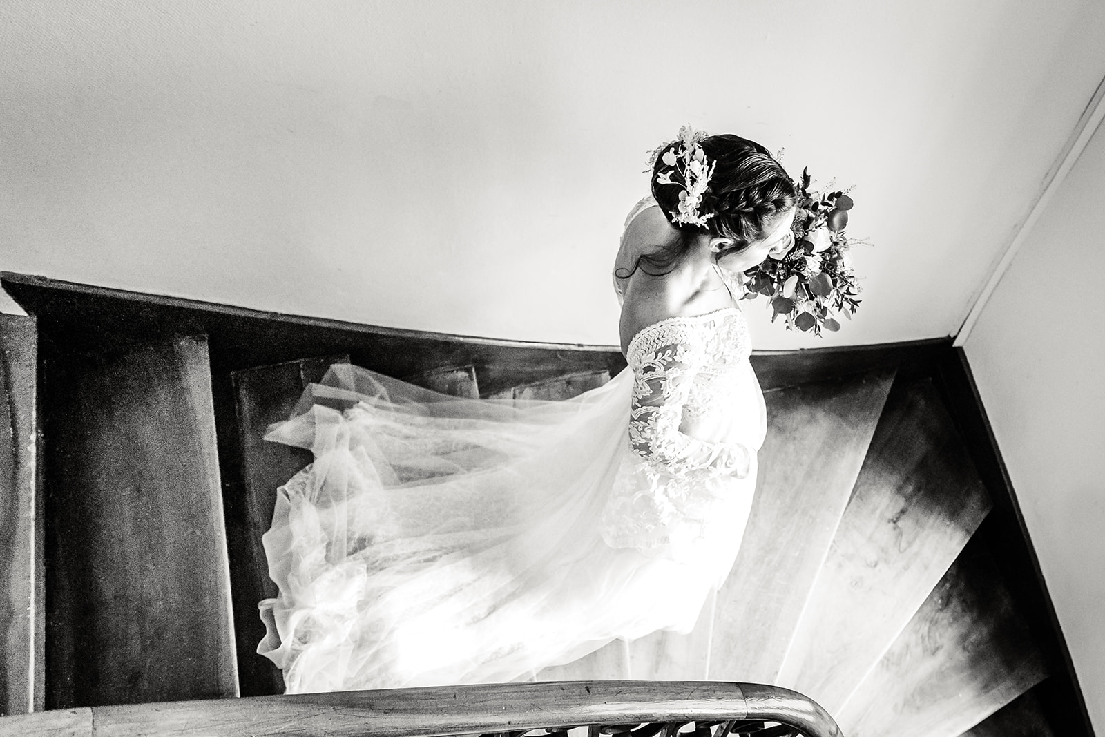 Mariée descendant des escaliers, photo prise par Florian Fauvarque photographe de mariage à Grenoble en Isere