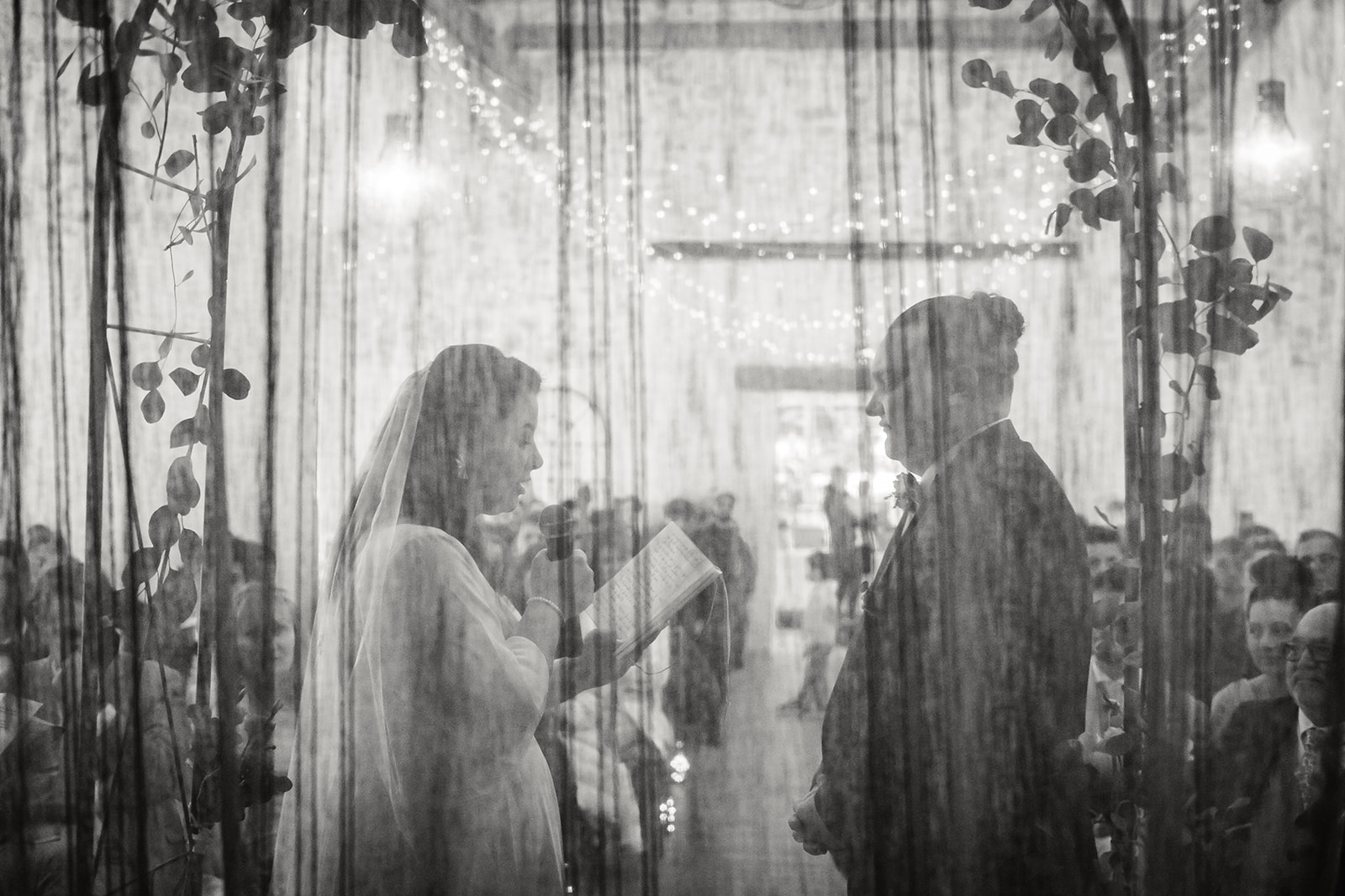 Mariés échangeant leurs vœux, photo prise par Florian Fauvarque photographe de mariage à Grenoble en Isère