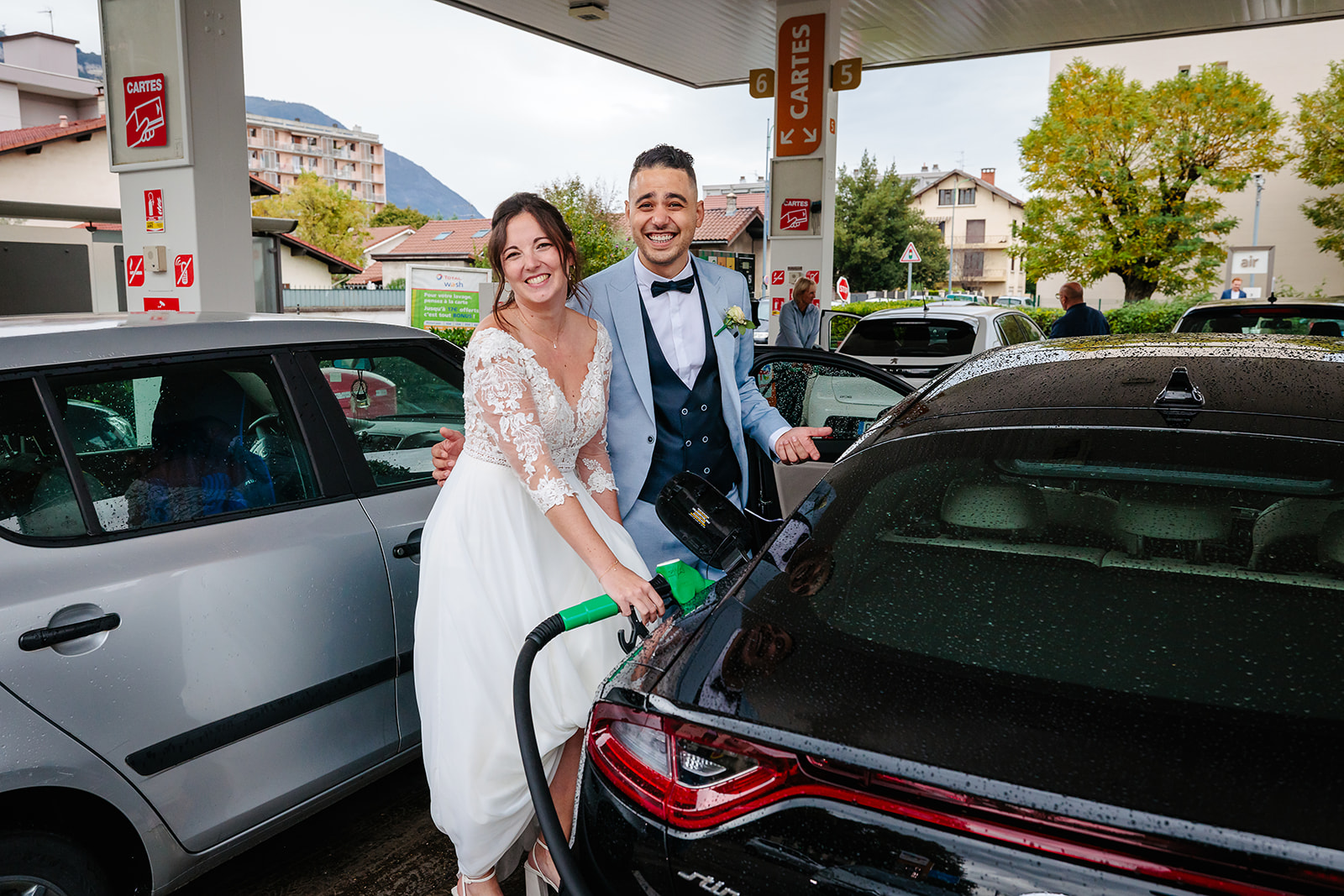 Mariés mettant de l'essence, photo prise par Florian Fauvarque photographe de mariage à Grenoble en Isère.