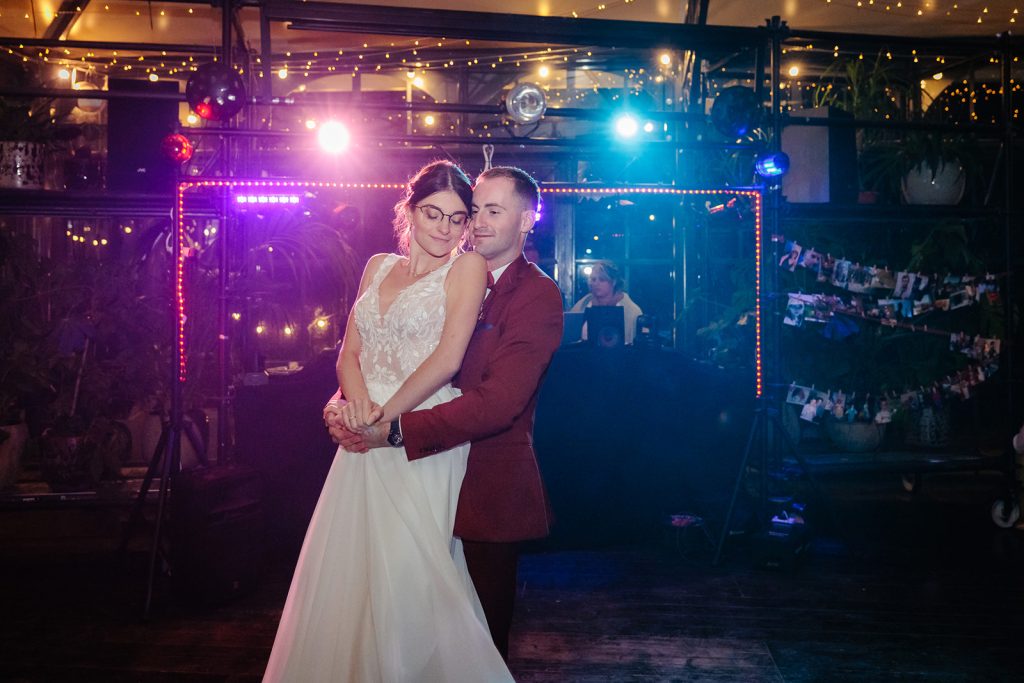 Première danse des mariés. Photo prise par Florian Fauvarque, photographe de mariage à Grenoble, en Isère.