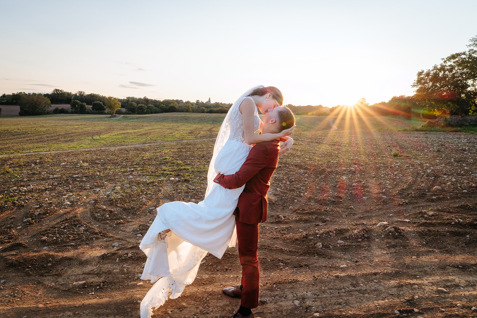 Séance couple au coucher du soleil, photo prise par Florian Fauvarque photographe de mariage à Grenoble en Isère.