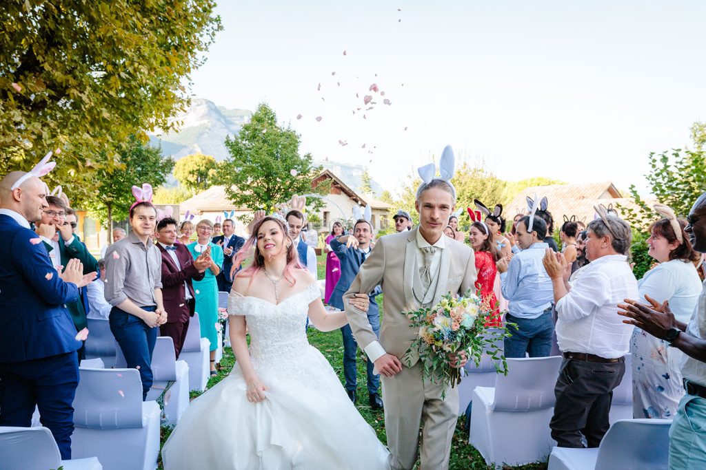 Sortie de cérémonie, photo prise par Florian Fauvarque photographe de mariage à Grenoble et en Isère