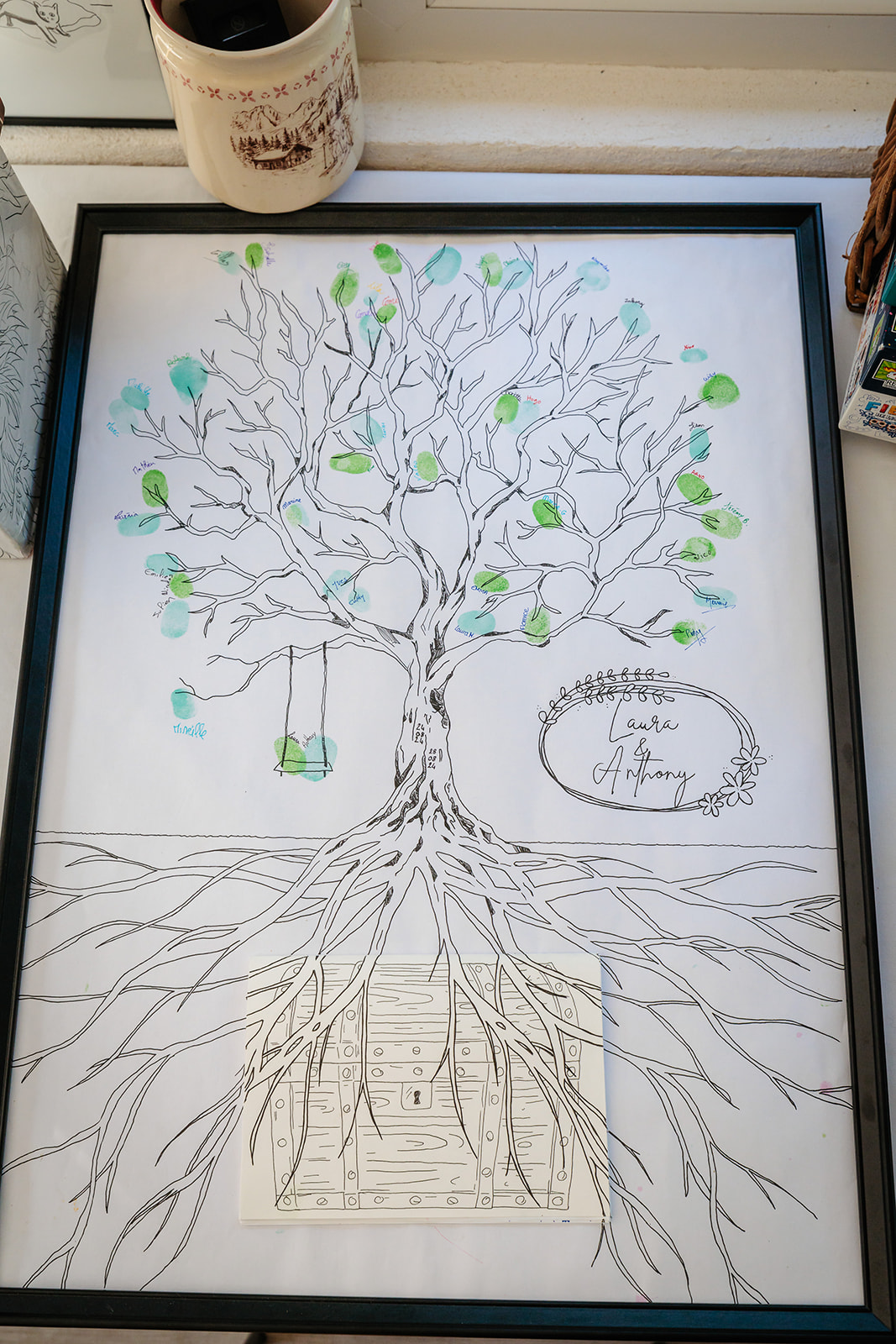 Livre d'or original avec un arbre à empreintes, photo prise par Florian Fauvarque photographe de mariage à Grenoble et en Isère