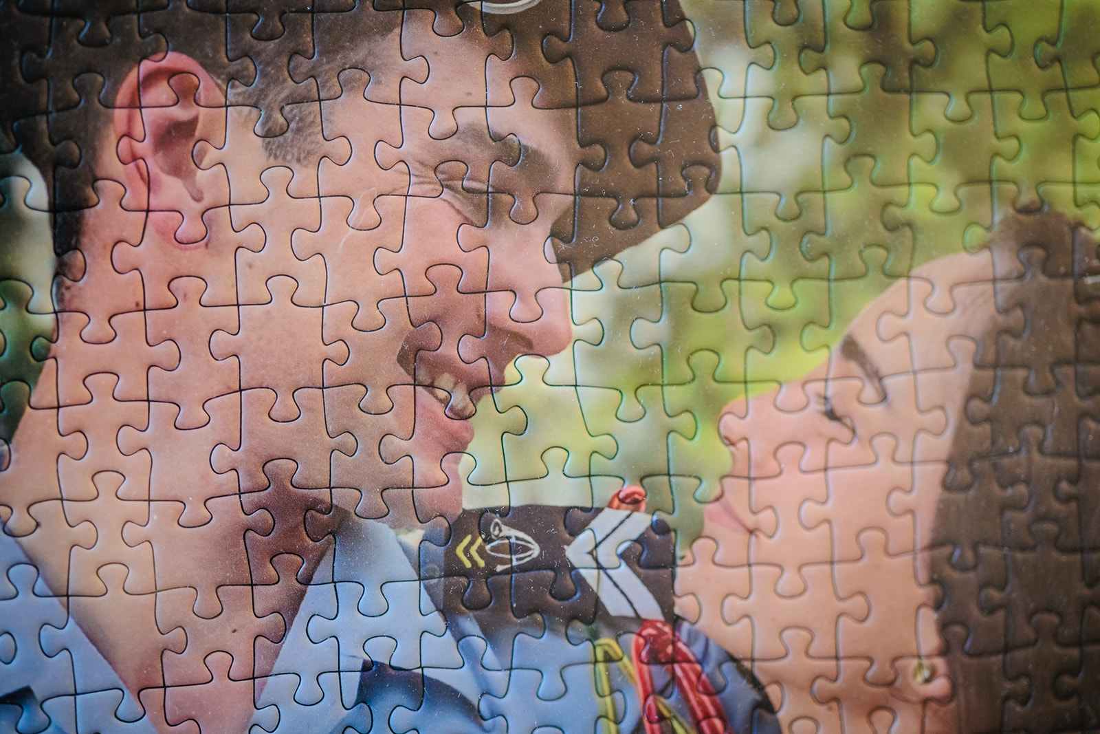 Livre d'or original Puzzle, photo prise par Florian Fauvarque photographe de mariage à Grenoble et en Isère