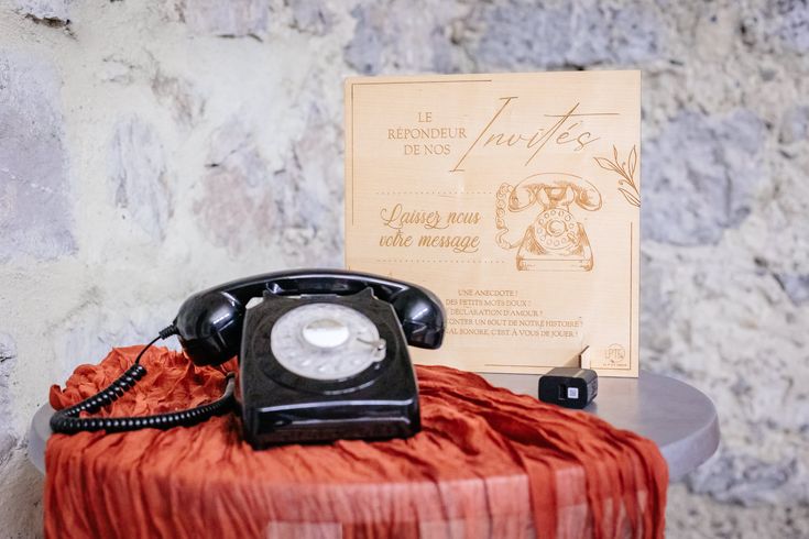 Livre d'or sous la forme d'un téléphone. Photo prise par Florian Fauvarque, photographe de mariage à Grenoble, en Isère.