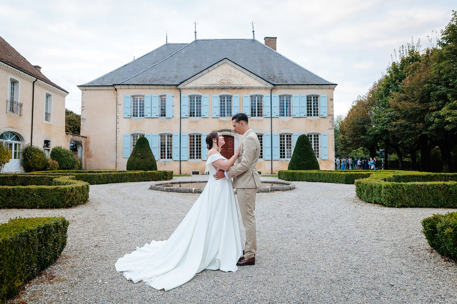 Les mariés s'embrassent, photo prise par Florian Fauvarque photographe de mariage à Grenoble et en Isère