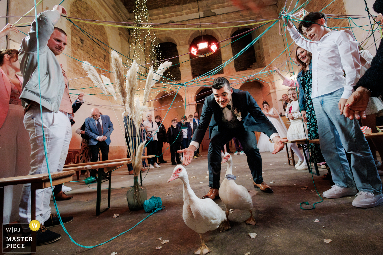 Coralie Garavel Des canards excentriques ajoutent du charme à la cérémonie de mariage romantique du Fort Saint André
