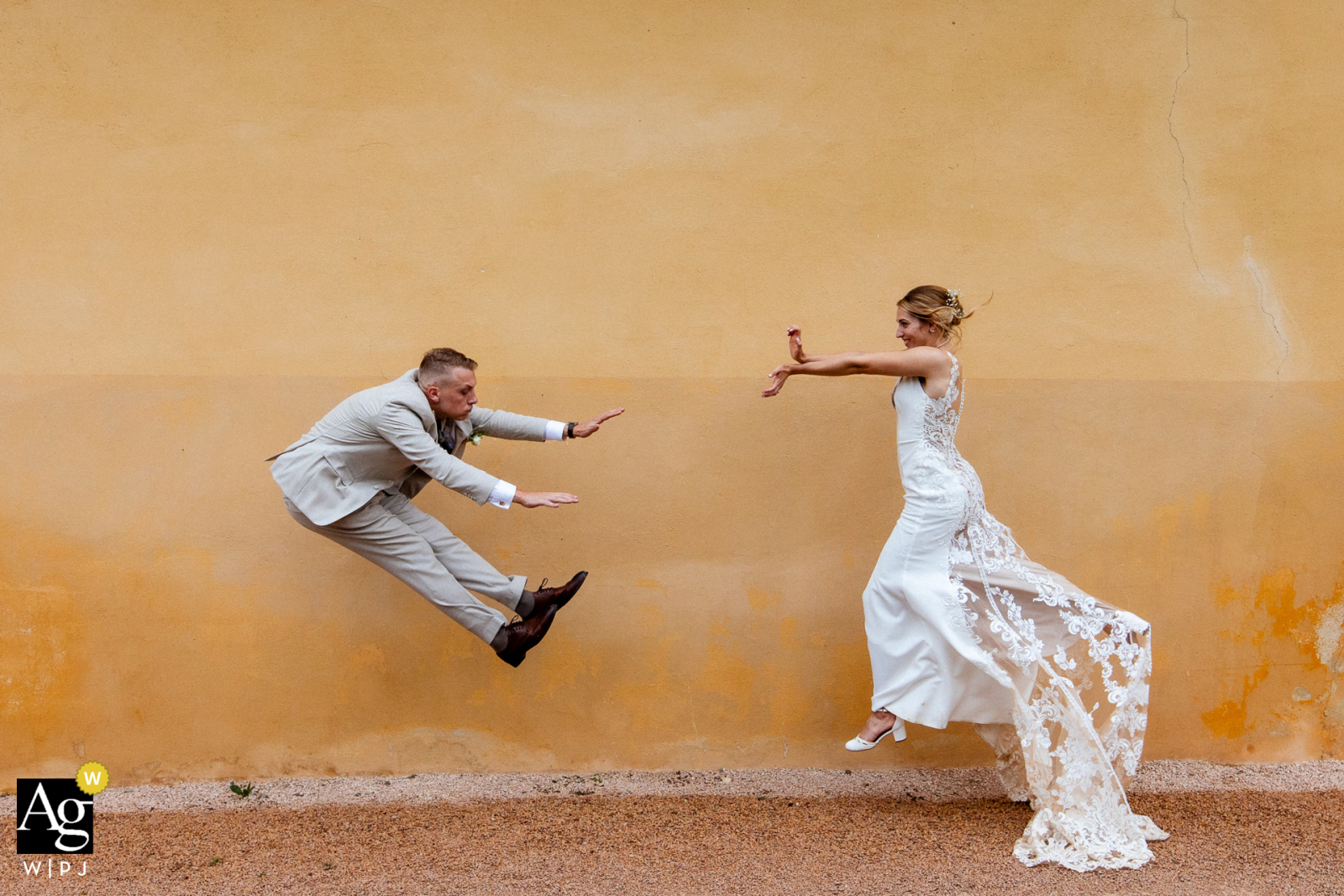 Pierrick Roland Cette photographie de mariage capture l'énergie ludique du couple alors qu'ils rejouent une scène populaire de Dragonball Z dans leur lieu de réception à Paris, en Île-de-France
