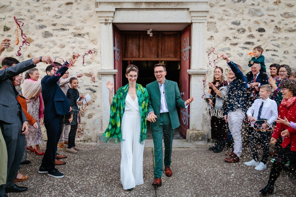 Sortie d'église pour Jeanne et Etienne, photo prise par Florian Fauvarque photographe de mariage coresponsable à Grenoble en Isère