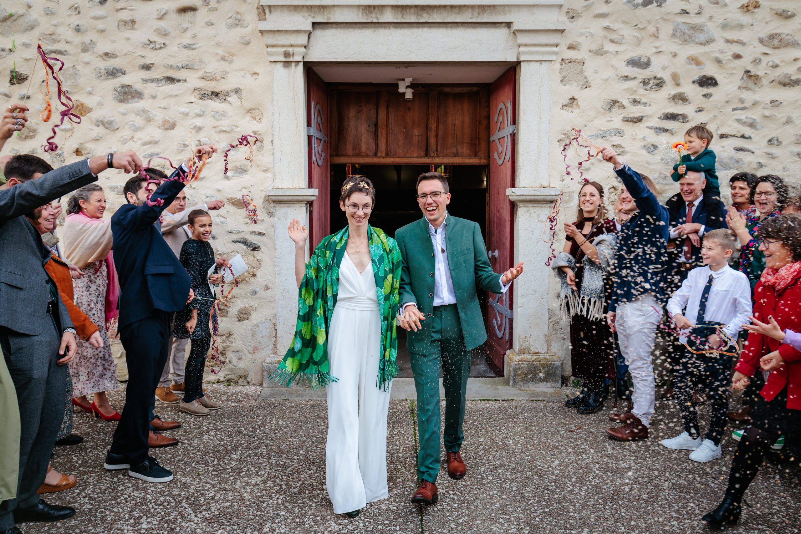 Sortie d'église pour Jeanne et Etienne, photo prise par Florian Fauvarque photographe de mariage coresponsable à Grenoble en Isère