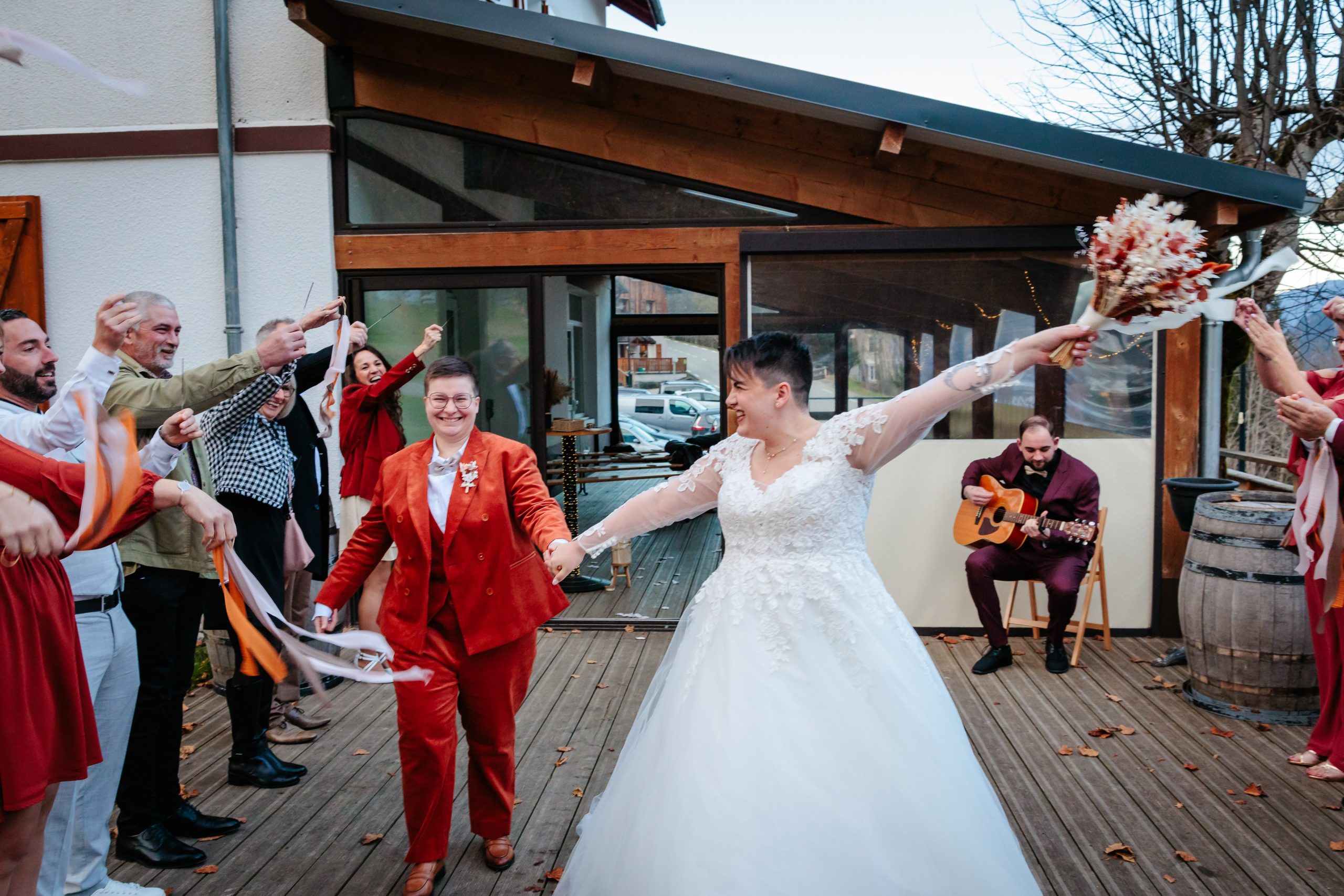 Sortie de cérémonie pour Noémie et Tiphaine, photo prise par Florian Fauvarque photographe de mariage écoresponsable à Grenoble en Isère