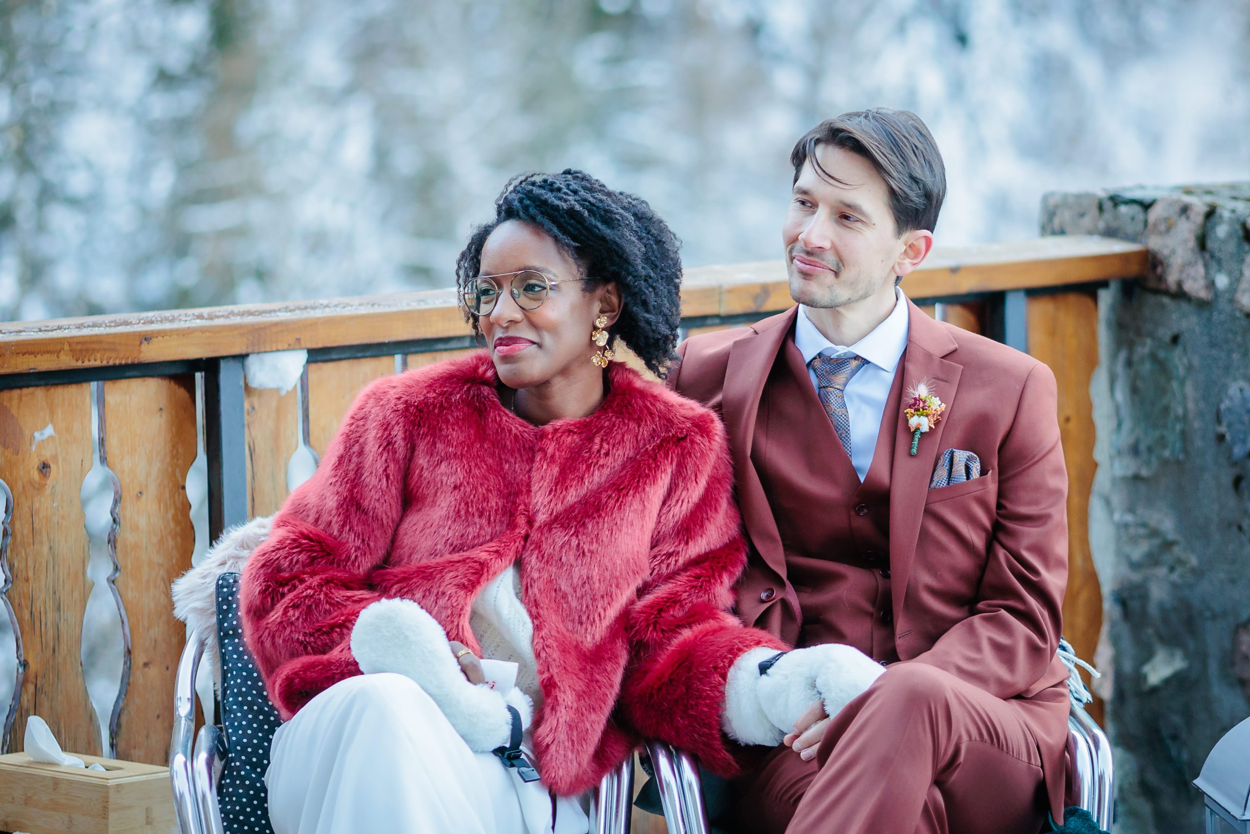 Couple assis en extérieur lors d'une cérémonie nuptiale hivernale, photo prise par Florian Fauvarque photographe de mariage à Grenoble et en Isère