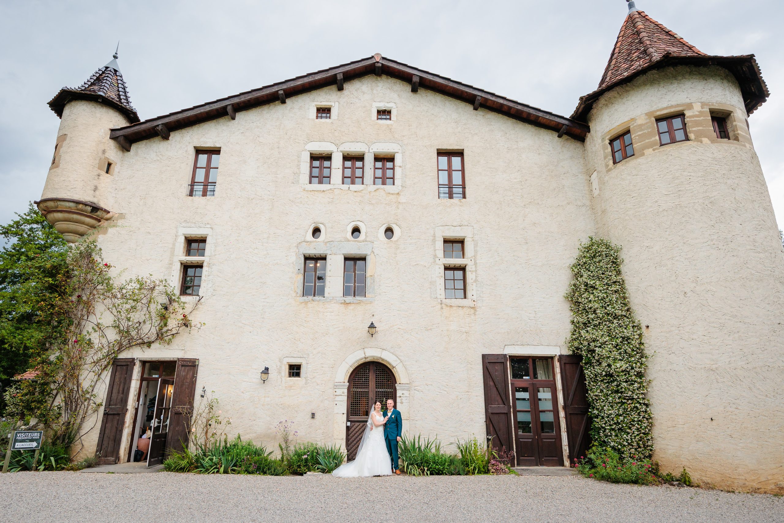 Château de mariage en Isère avec couple en tenue nuptiale, photo prise par Florian Fauvarque photographe de mariage à Grenoble et en Isère