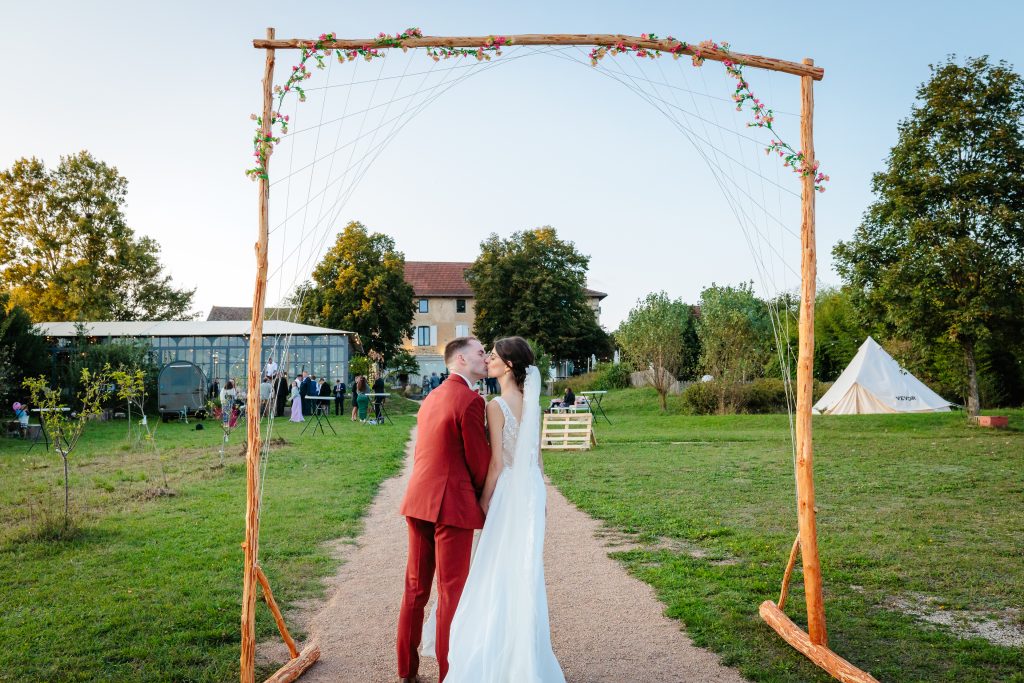 Les plus beaux domaines pour se marier à Grenoble et en Isère, photo prise par Florian Fauvarque photographe de mariage à Grenoble et en Isère