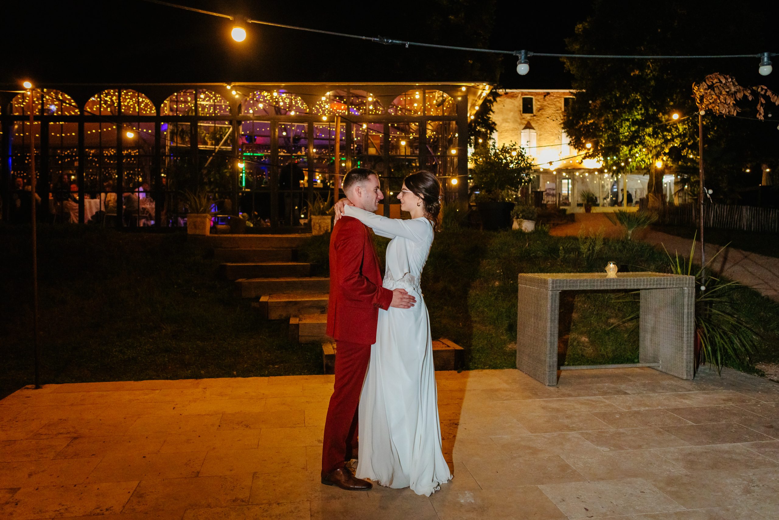 Mariage chaleureux sous lumières féeriques en soirée, photo prise par Florian Fauvarque photographe de mariage à Grenoble et en Isère