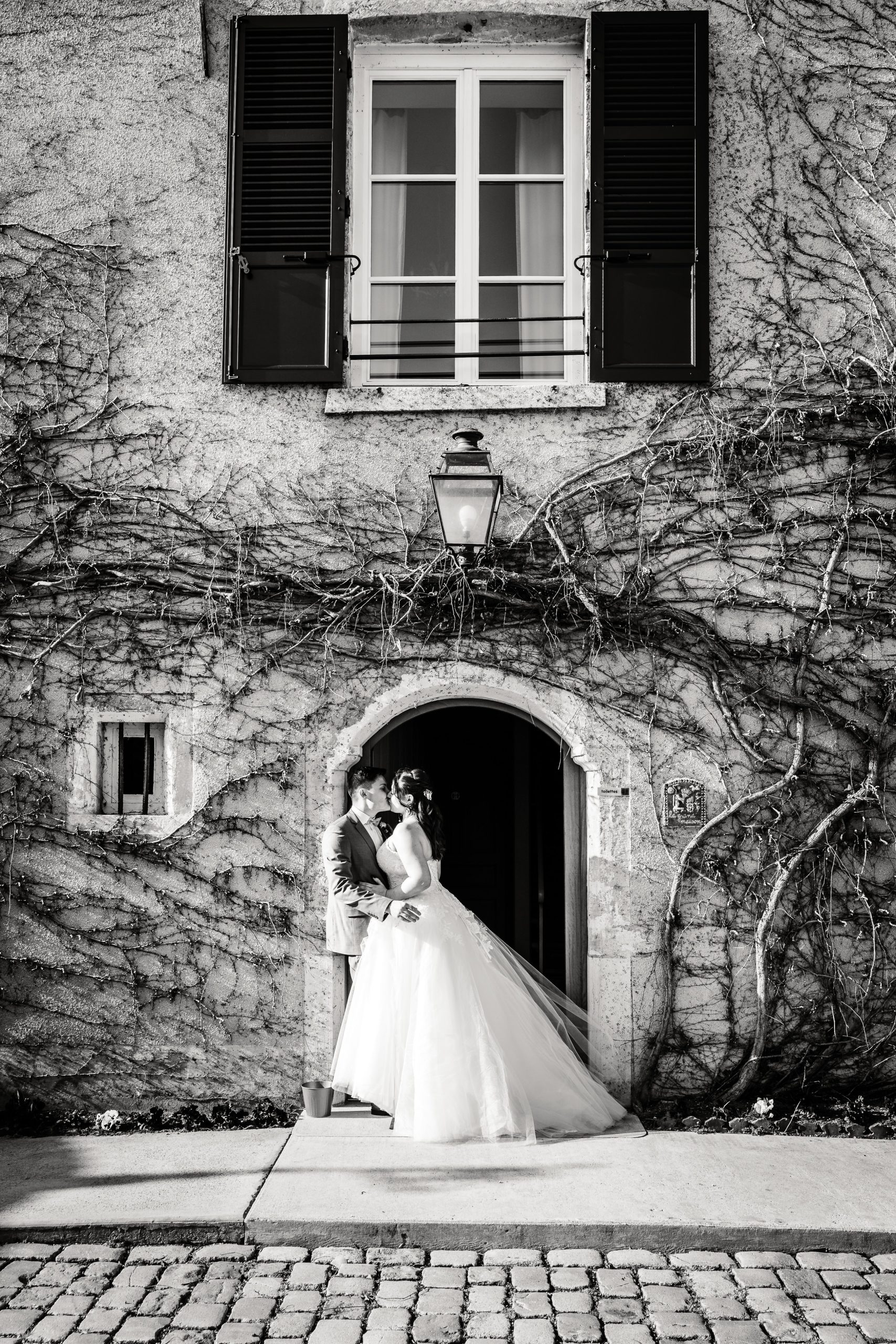 Mariage romantique devant une maison ancienne en Isère, photo prise par Florian Fauvarque photographe de mariage à Grenoble et en Isère