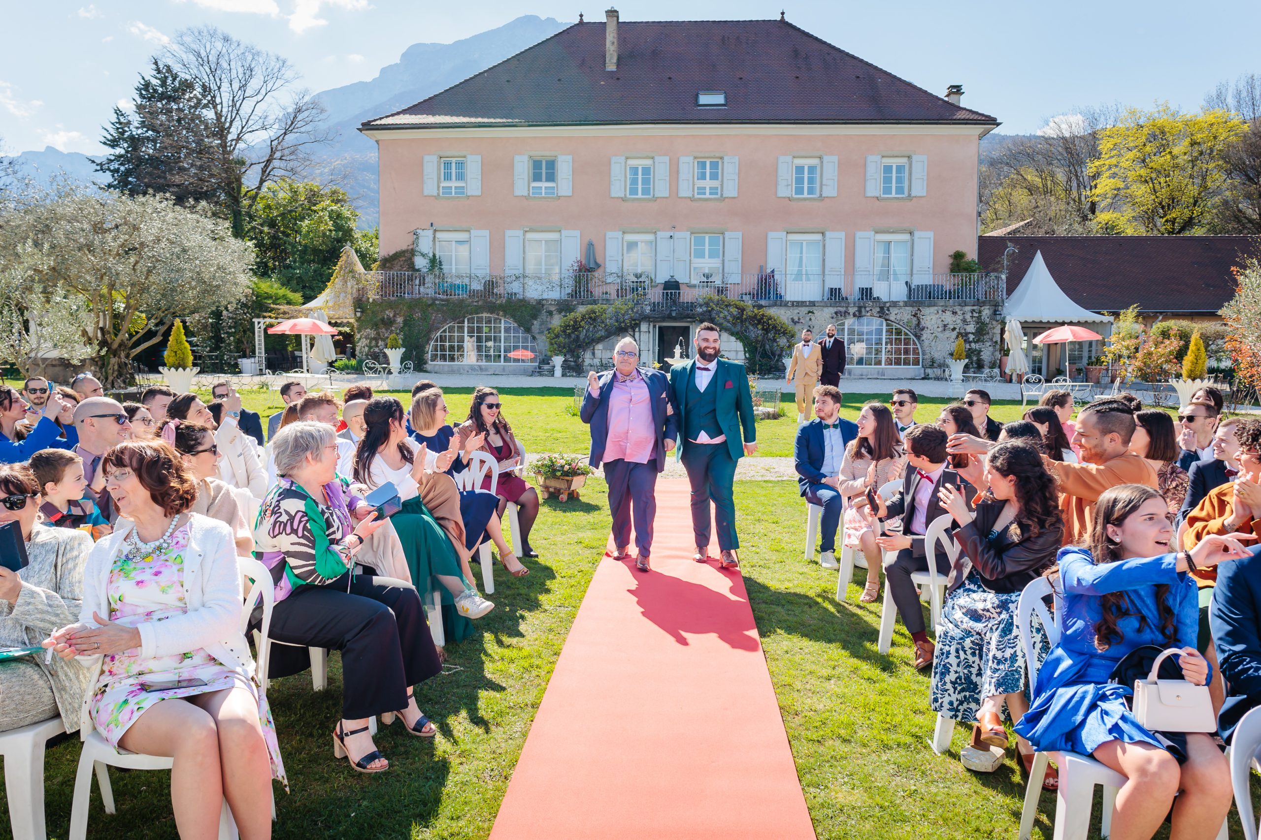 Cérémonie de mariage en plein air avec invités souriants, photo prise par Florian Fauvarque photographe de mariage à Grenoble et en Isère