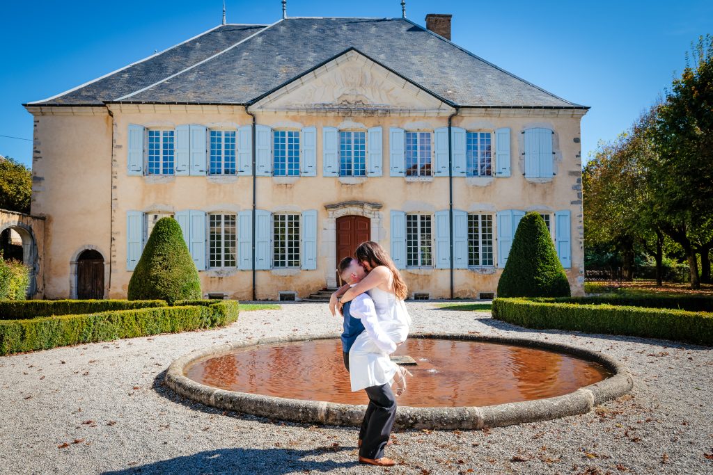 Couple de mariés s'embrassant devant le Château d'Avignonet