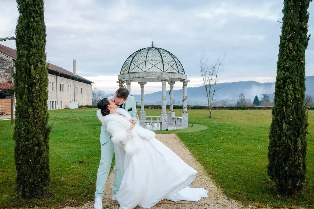Mariage romantique en plein air, photo prise par Florian Fauvarque photographe de mariage à Grenoble et en Isère