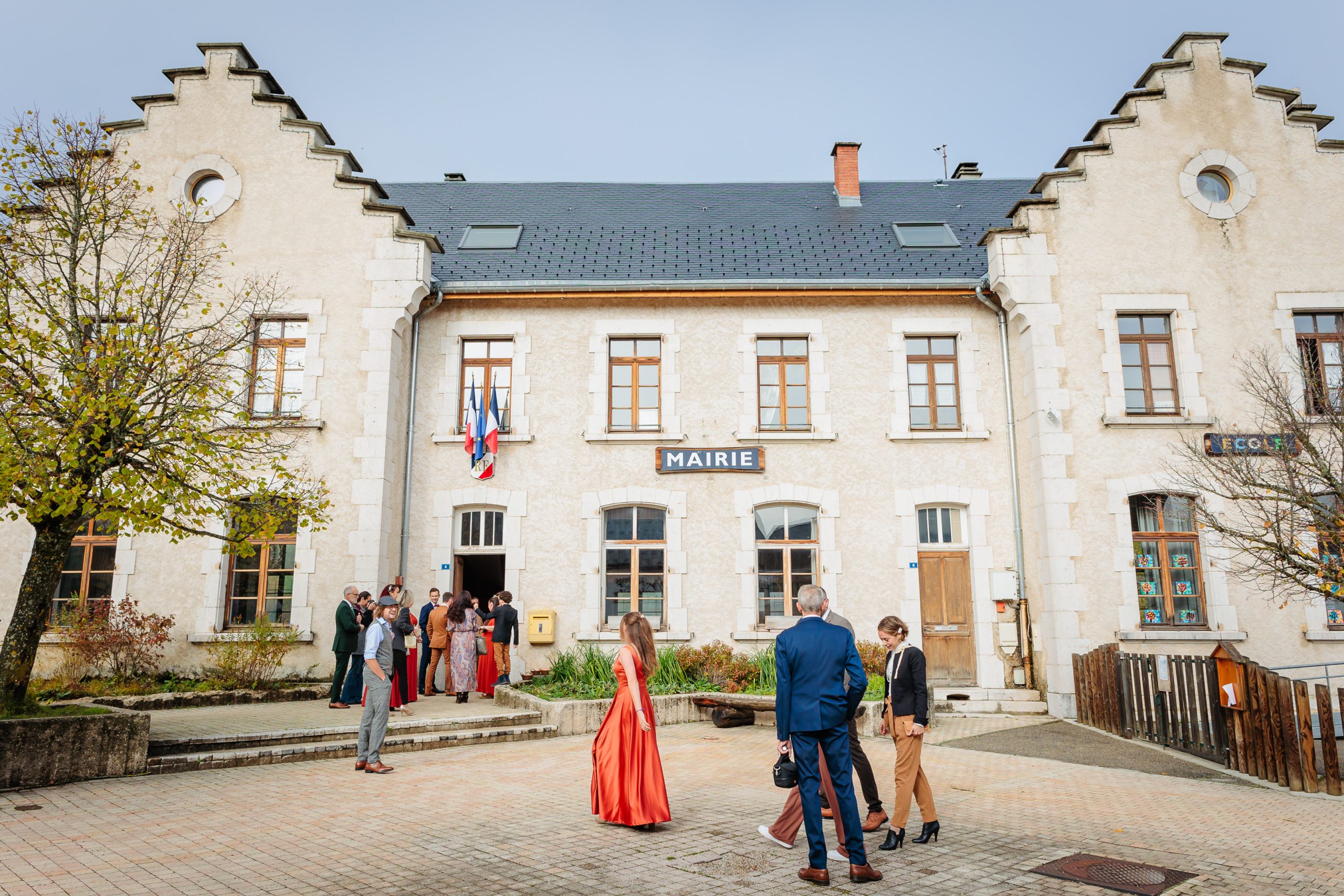 Cérémonie de mariage devant la mairie en Isère, photo prise par Florian Fauvarque photographe de mariage à Grenoble et en Isère