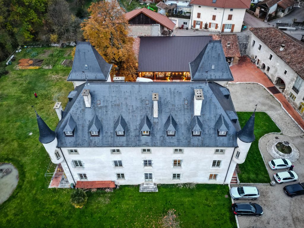 Le château du Montalieu, Isère. Photo prise par Florian Fauvarque, photographe de mariage écoresponsable à Grenoble en Isère.