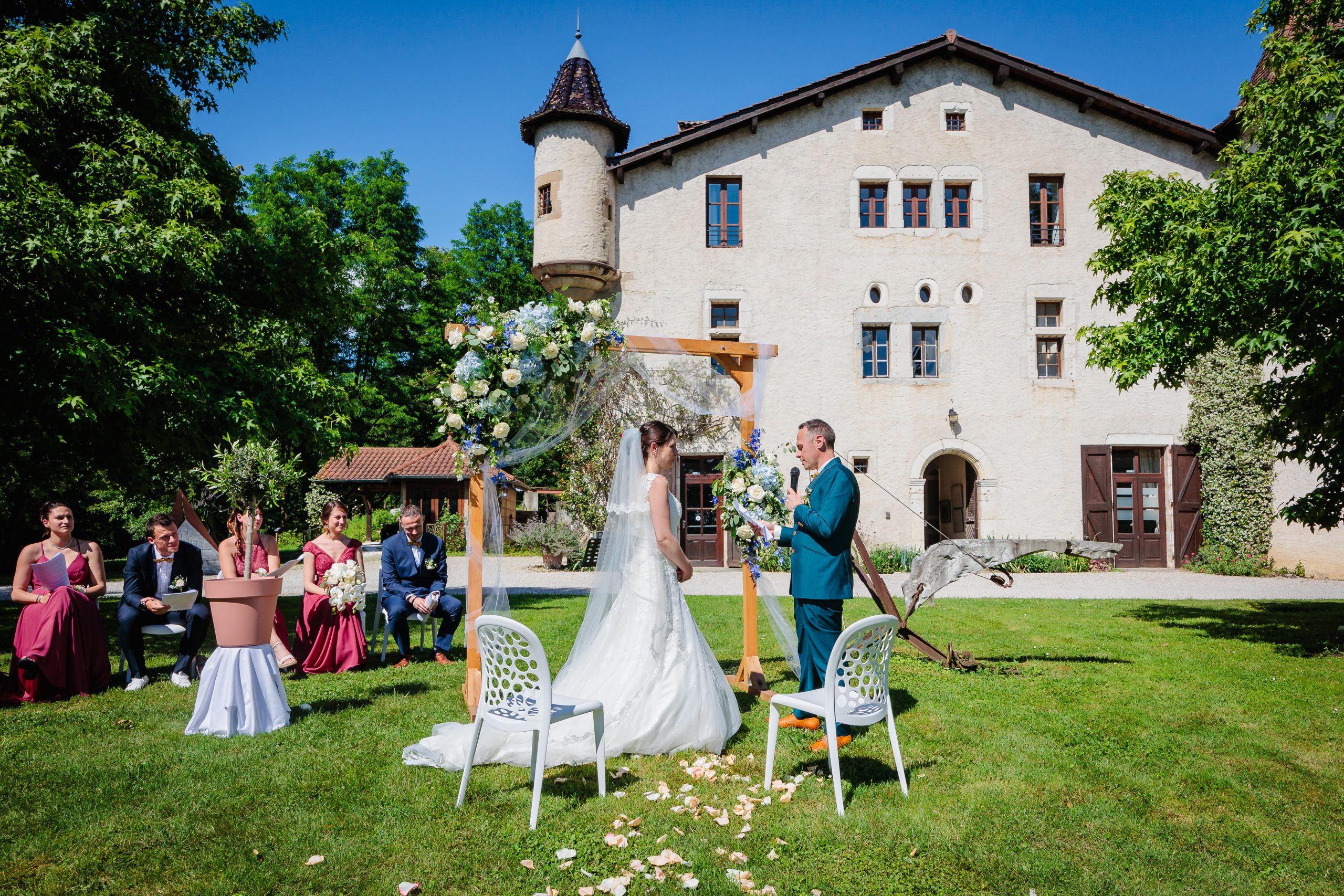 Cérémonie de mariage en plein air dans un jardin fleuri, photo prise par Florian Fauvarque photographe de mariage à Grenoble et en Isère