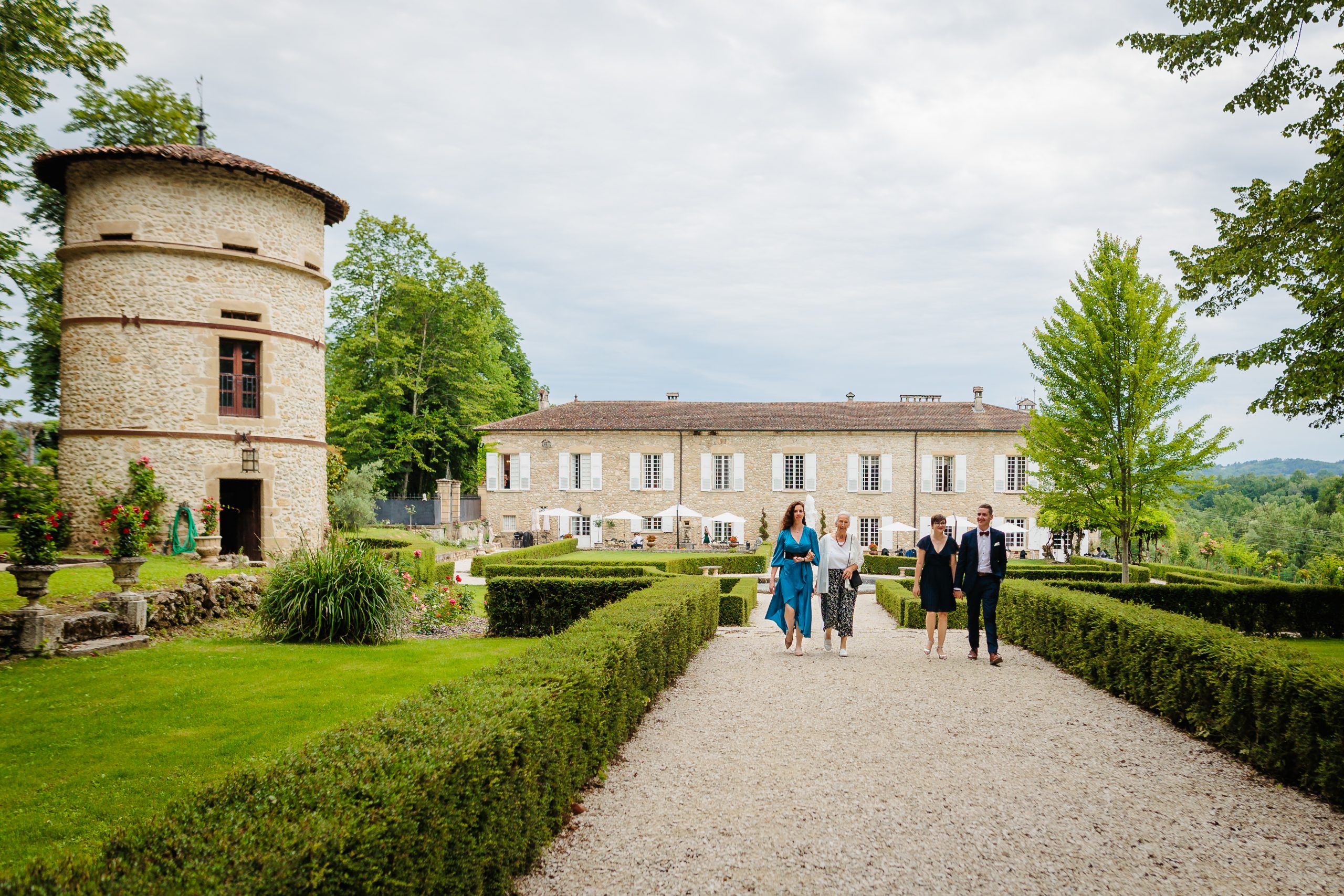 Château en Isère avec invités, photo prise par Florian Fauvarque photographe de mariage à Grenoble et en Isère