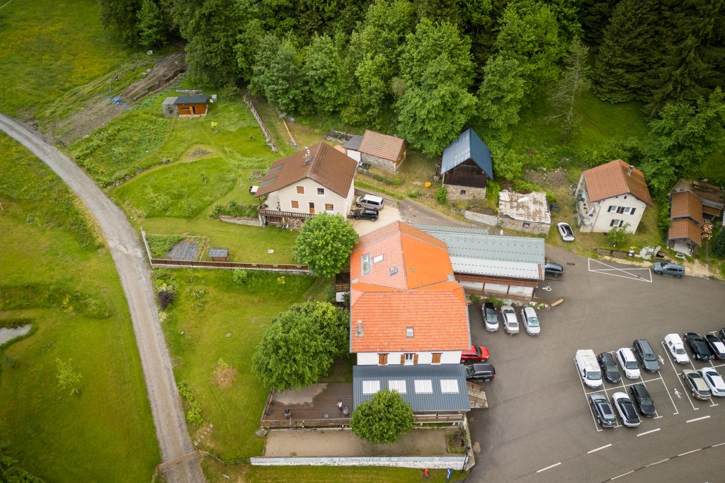 Gîte l'Essentiel, Isère. Photo prise par Florian Fauvarque, photographe de mariage écoresponsable à Grenoble en Isère.