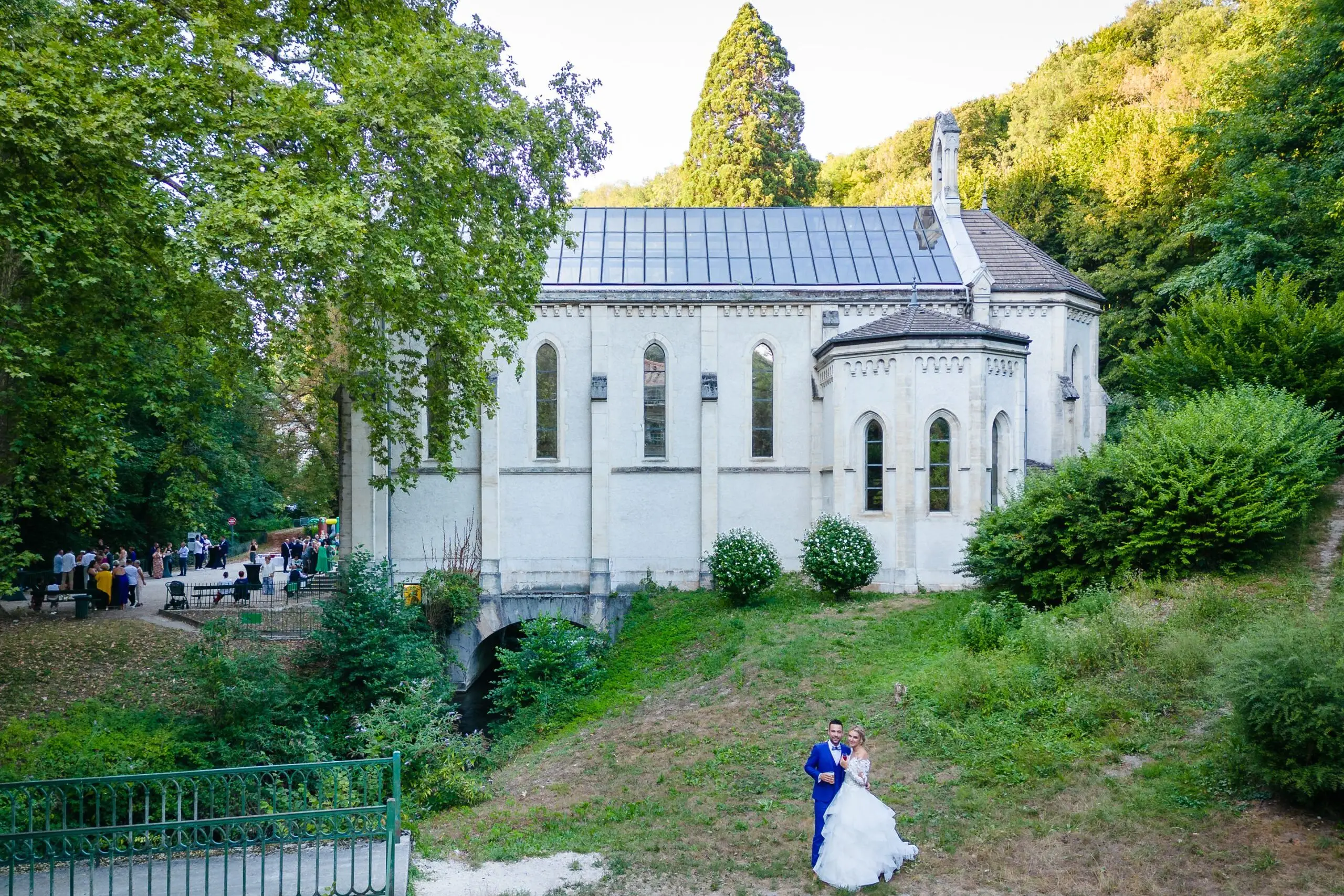 Mariage en plein air près d'une chapelle sereine, photo prise par Florian Fauvarque photographe de mariage à Grenoble et en Isère