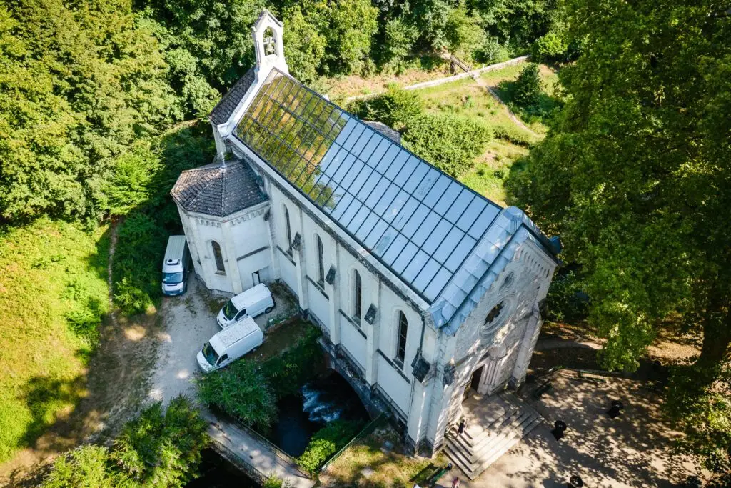 La grande fabrique, Isère. Photo prise par Florian Fauvarque, photographe de mariage écoresponsable à Grenoble en Isère.