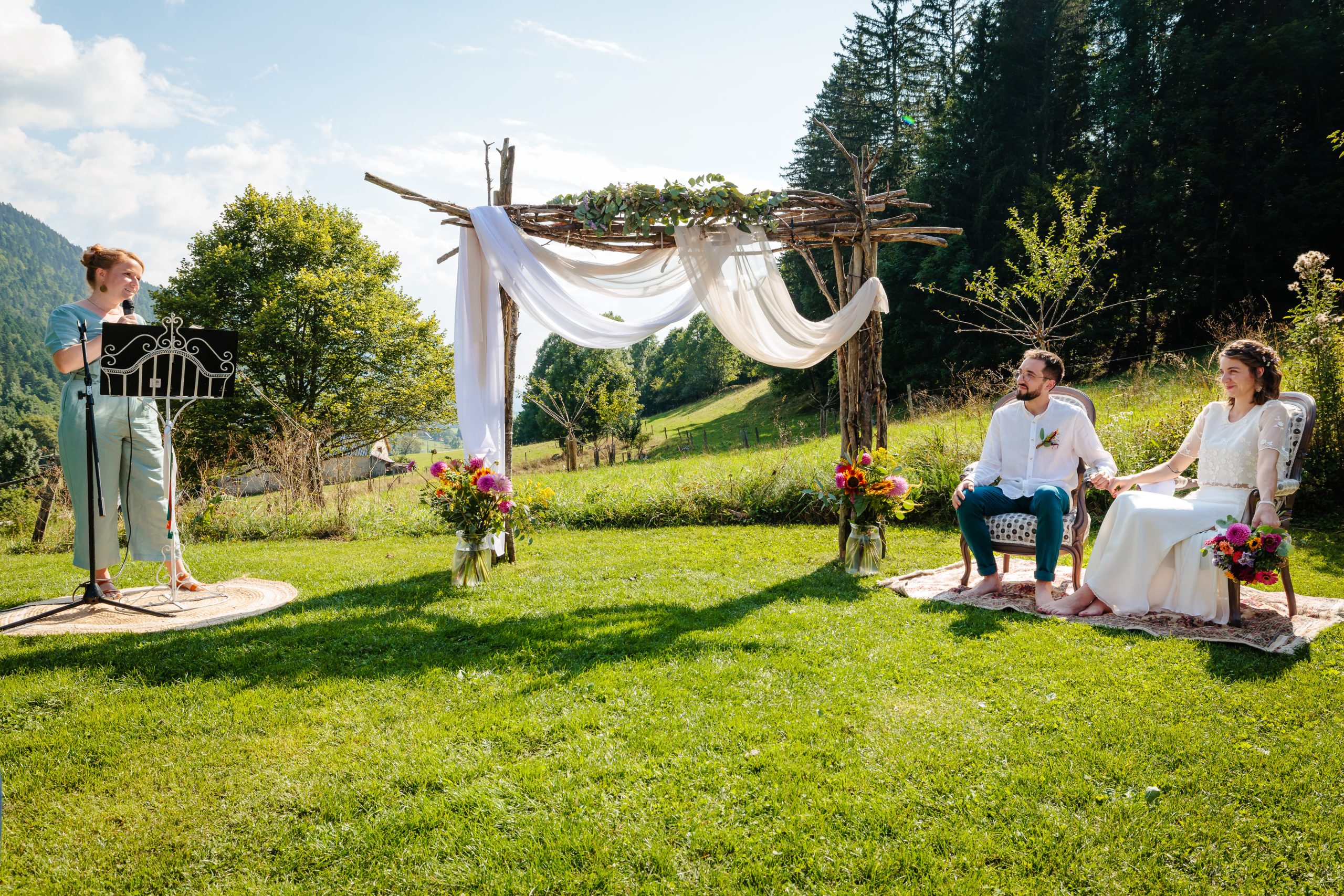 Cérémonie de mariage en plein air avec un couple heureux, photo prise par Florian Fauvarque photographe de mariage à Grenoble et en Isère