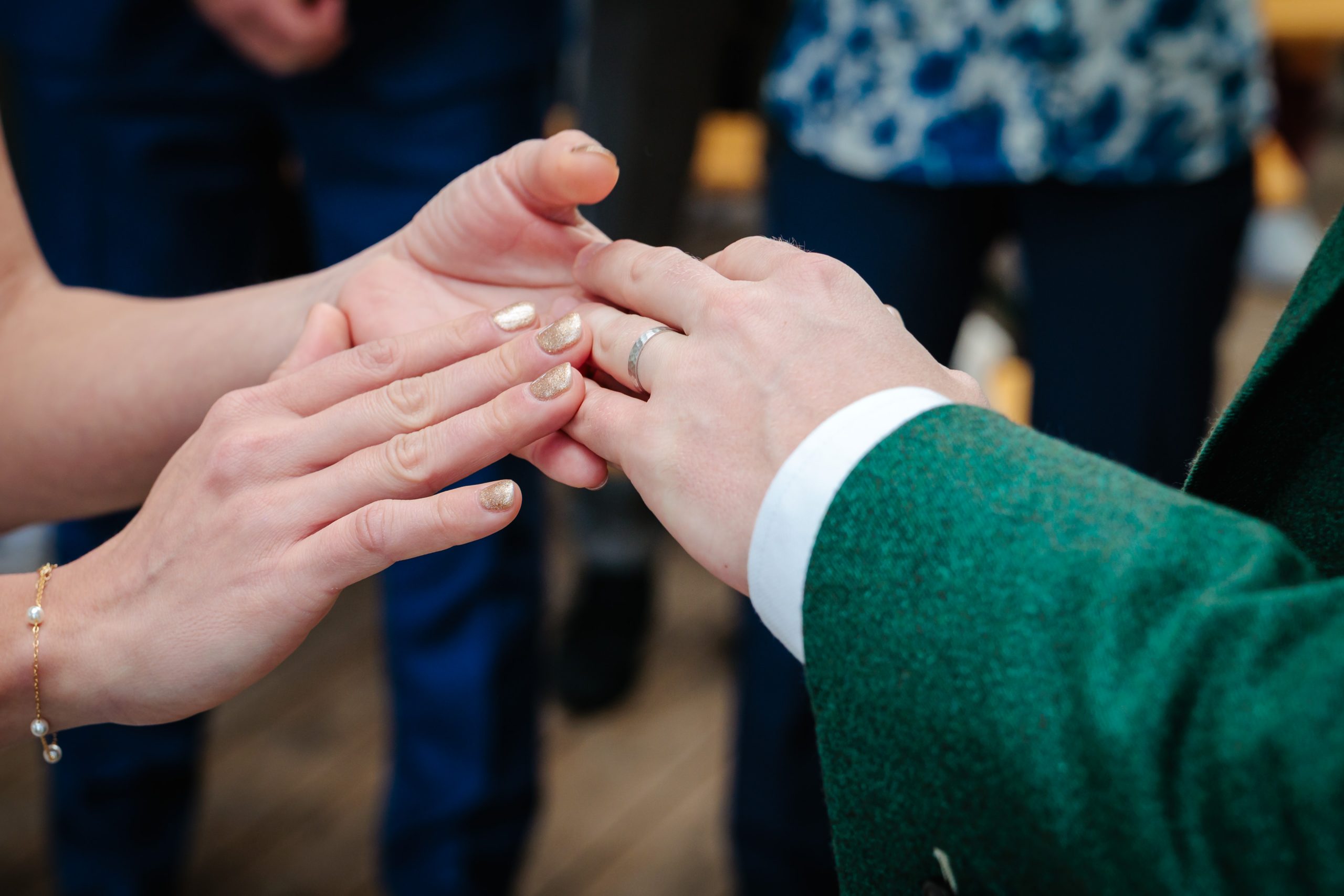 Passage d'alliances Lola et JB. Photo prise par Florian Fauvarque, photographe de mariage écoresponsable en Isère à Grenoble