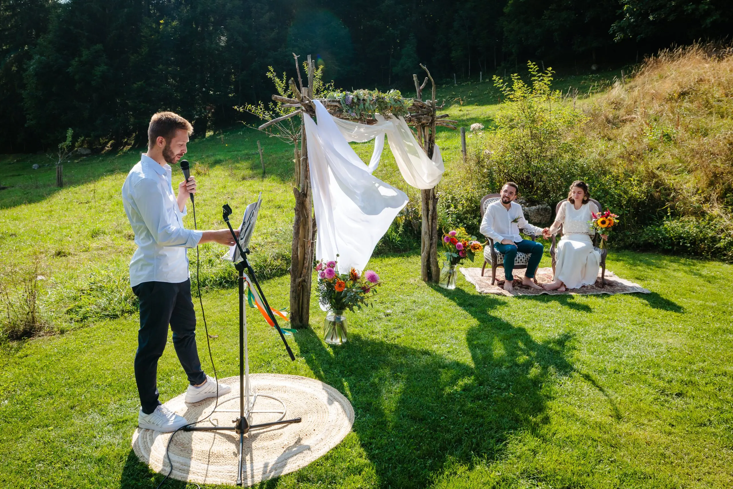 Prise de parole d'un témoin lors d'une cérémonie laïque. Photo prise par Florian Fauvarque, photographe de mariage écoresponsable à Grenoble en Isère.