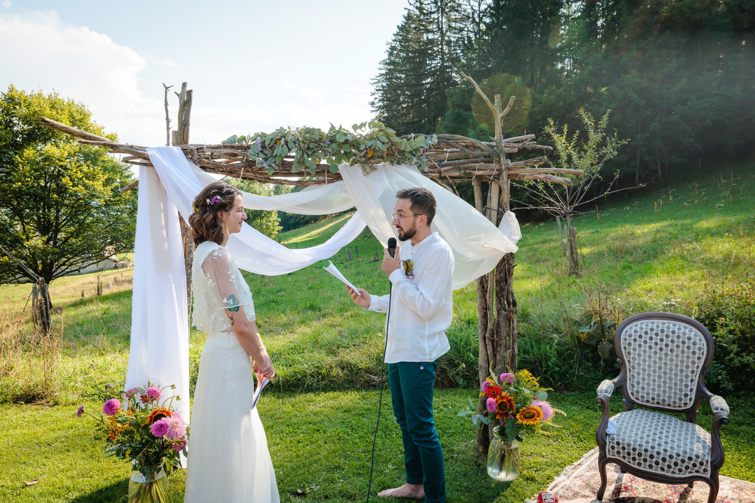 Cérémonie de mariage en plein air dans un jardin verdoyant, photo prise par Florian Fauvarque photographe de mariage à Grenoble et en Isère.